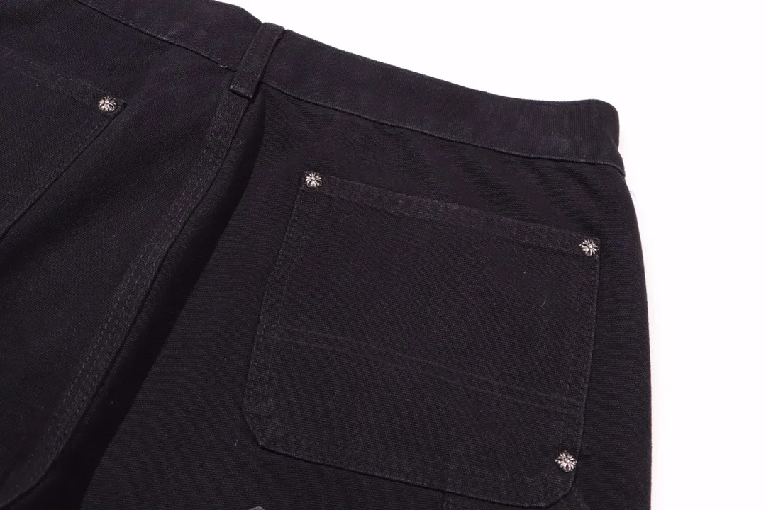 P260 Style number: H356 Chrome hearts Cross patch leather jeans workwear logging pants Chrome hearts logging pants are here! ! ! CH Croix Heart Double Knee Cross Patch Leather Bo1 Style Logging Pants Straight-leg Work Pants B136 Croix Heart Cross Sanskrit Overalls Price 4W Level, Patched Cross Pattern Decoration, High Waist Washed Jeans! ! Absolutely high-end luxury products, 1.9W level god-level single products, super popular products, made by top heavy industry, not to be missed. About Zangyin, this is an extremely luxurious fashion brand, which can also be called the nobles of the high street. It has always been an exclusive brand of some hipsters or rich second generation. Compared with ordinary high streets, it is more luxurious and noble. Compared with luxury brands, it has a more fashionable personality and has always been a brand that I have a special liking for. Imported yarn is custom-woven into a high-density twill canvas, which ensures a crisp silhouette while also making the fabric feel very delicate. It follows the B01 classic silhouette, with a crisp and stylish upper body. The ready-made garments are stone-ground and fermented, so they can be matched with any style. Buttons and brushed zinc are washed with genuine YKK retro metal products. Double-layered canvas on the front. Perfect details. All hardware is perfect. Size: s-XXL Color: Black